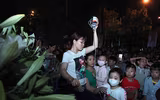 Sân khấu độc đáo làm từ hơn 10.000 bông hoa loa kèn tại Viện Huyết học